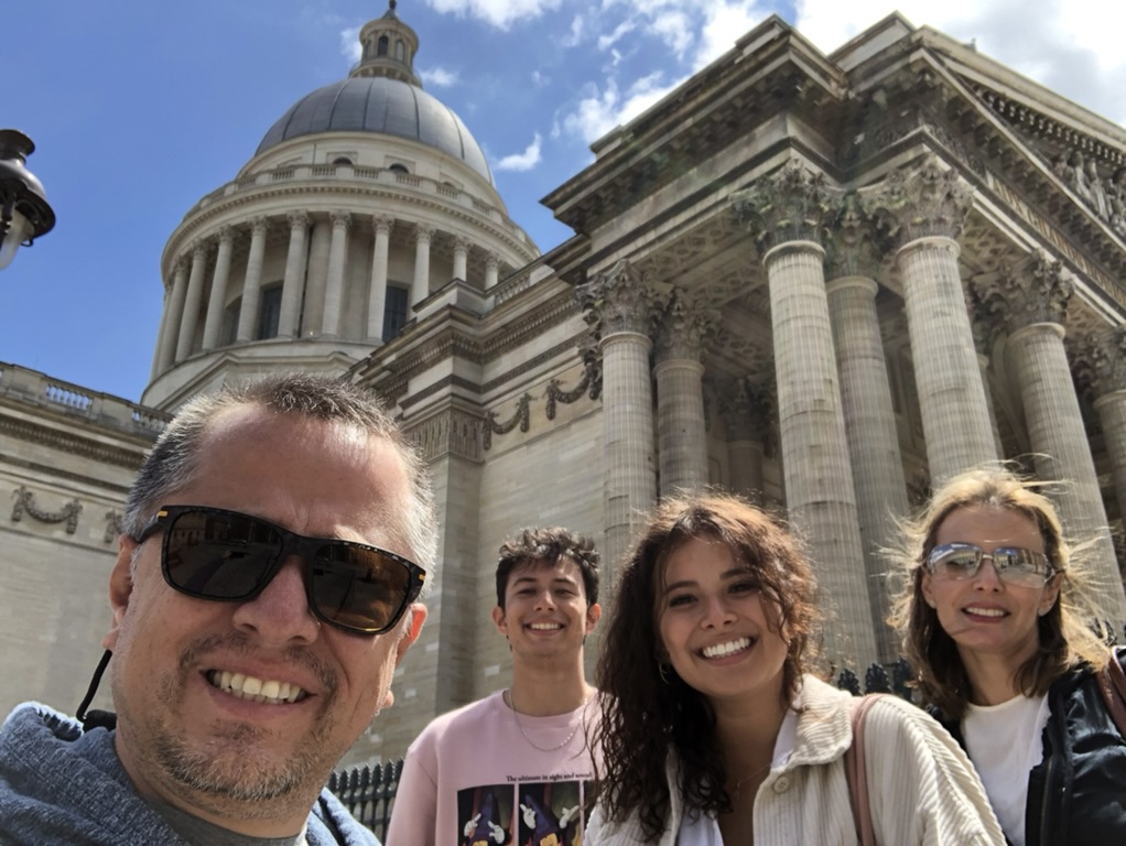 Anna Medina traveling with family in Paris